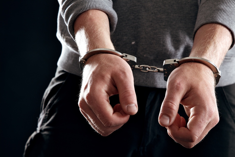 Die Polizei nahm einen Verdächtigen (21) wegen des Verdachts auf schwere Brandstiftung fest. (Symbolbild)