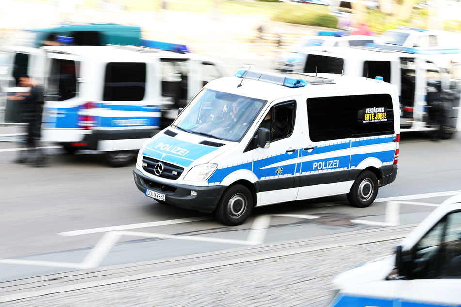 Einsatzkräfte der Polizei vor Beginn einer Demonstration (Symbolbild).