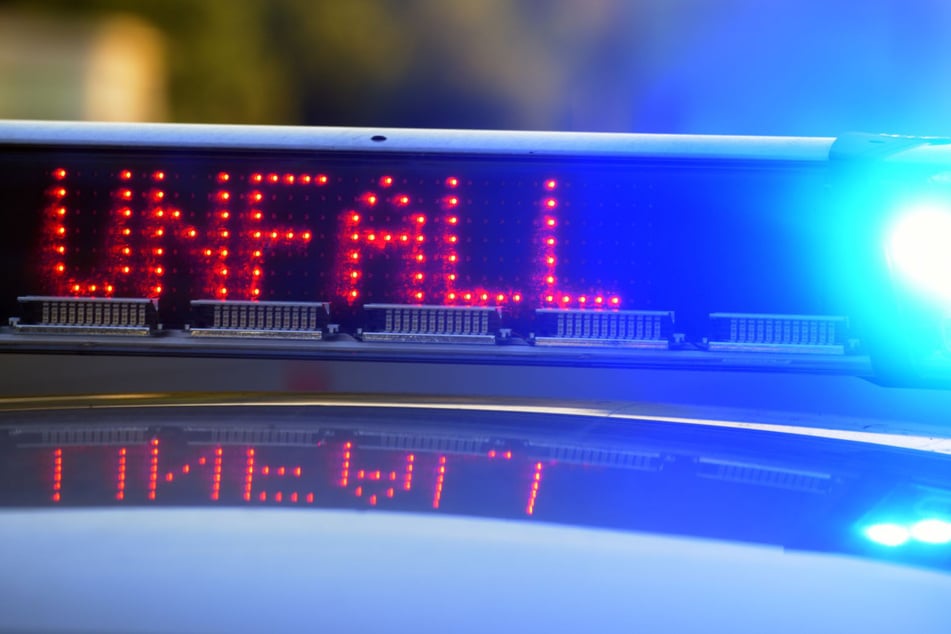 Unfall A13: Lamborghini kracht nördlich von Dresden in Leitplanke: 205.000 Euro Schaden