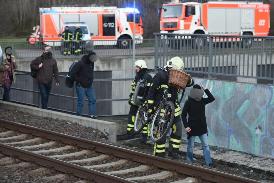 Einsatzkräfte der Feuerwehr halfen Fahrgästen aus der betroffenen S-Bahn.