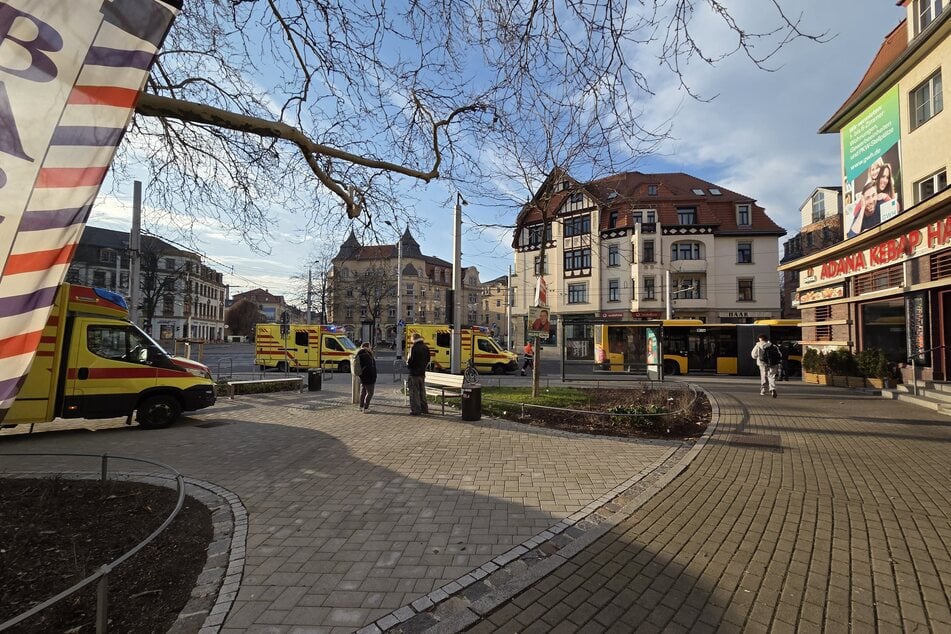 Mehrere Rettungswagen eilten zum Trachenberger Platz, um die Verletzten zu versorgen.