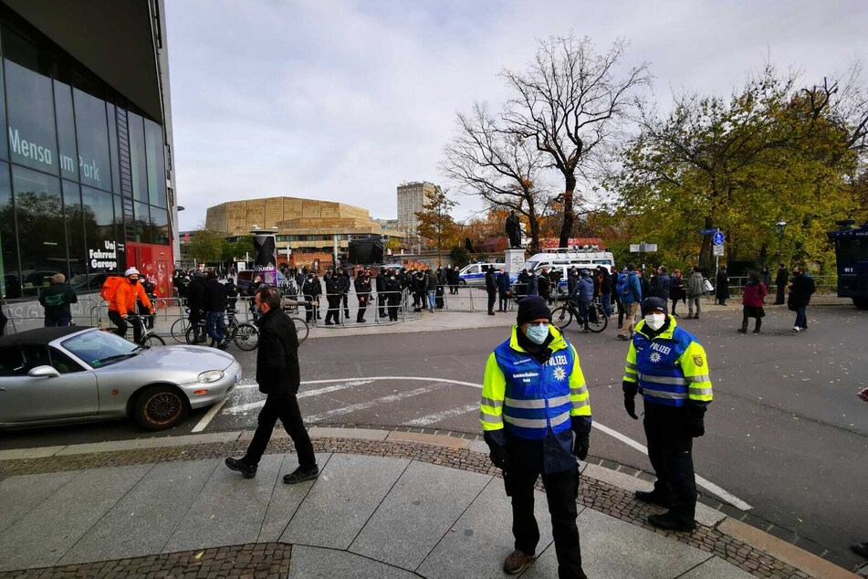 Die Polizei sichert den Bereich um den Kurt-Masur-Platz ab.