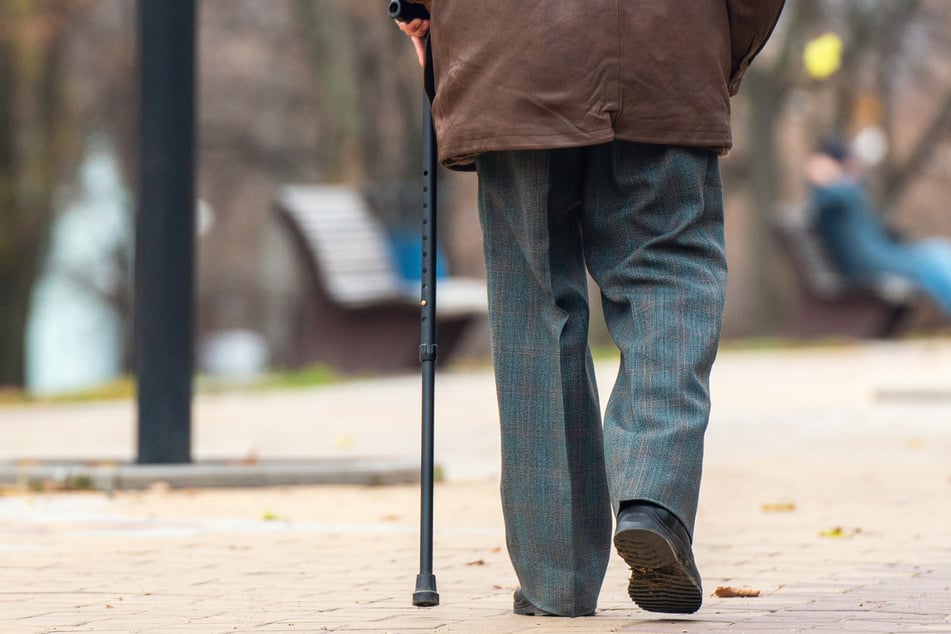 Es war ihm zu laut: 84-Jähriger schlägt Teenie in Mopedauto mit Gehstock