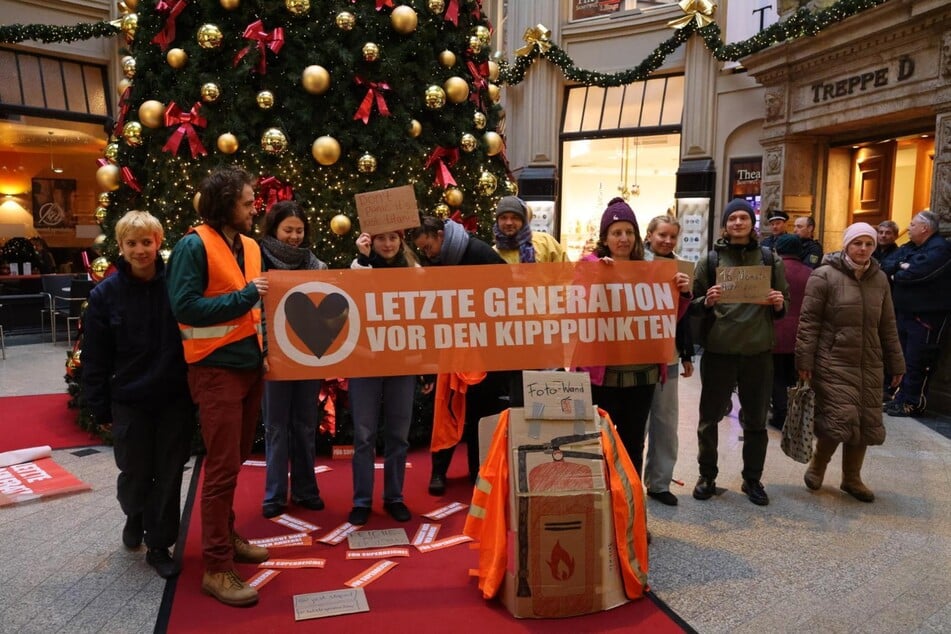 Die "Letzten Generation" demonstrierte am Freitagvormittag in der Leipziger Mädler-Passage.