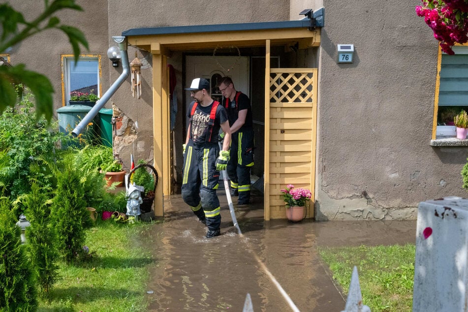 In Olbersdorf in der Oberlausitz liefen Wohnhäuser mit Wasser voll.
