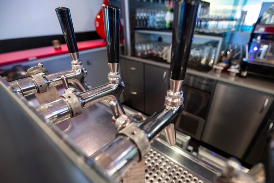 Die Zapfhähne in bayerischen Bars und Kneipen bleiben auch weiter trocken. (Symbolbild)