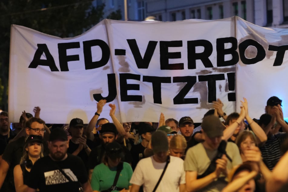 Während die AfD gegen das Urteil ankämpft, gehen zeitgleich Tausende Demonstrierende auf die Straße.
