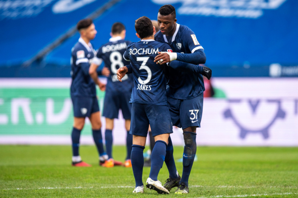 Armel Bella-Kotchap (19, r.) und Danilo Soares sprangen mit dem VfL Bochum durch den Sieg gegen Darmstadt auf Aufstiegsplatz zwei.