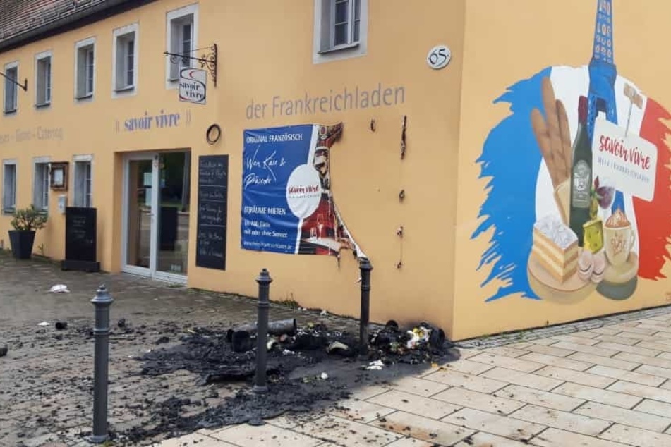 Vor dem "Frankreichladen - Savoir Vivre" zündeten Unbekannte eine Mülltonne an.