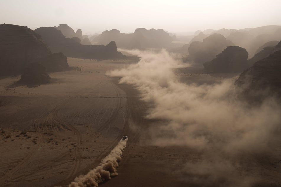 Die Reise führt die beiden Abenteurerinnen unter anderem durch die Sahara.