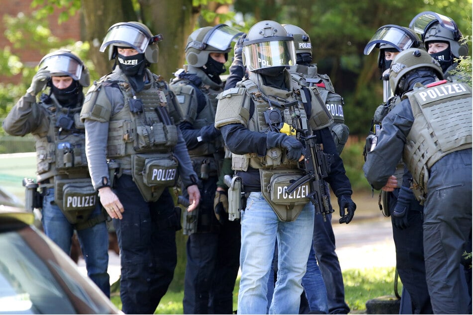 Immer dort, wo es brenzlich wird, sind schwer bewaffnete MEK-Beamte am Start. (Symbolfoto)