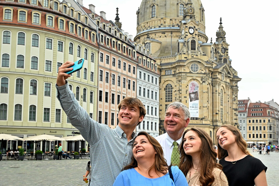 Das obligatorische Selfie vor der Frauenkirche durfte natürlich nicht fehlen (v.l.): Mark Lee (18), Mutter Kerri (54), Bürgermeister Mark Maddox (64) und die Töchter Meyer Blaine (23) sowie Molly Shannon (21) posieren auf dem Neumarkt.