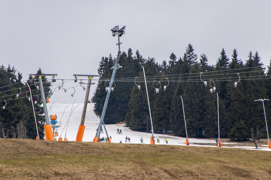 Am Fichtelberg stehen die Lifte nun still. Der Skibetrieb wurde beendet.