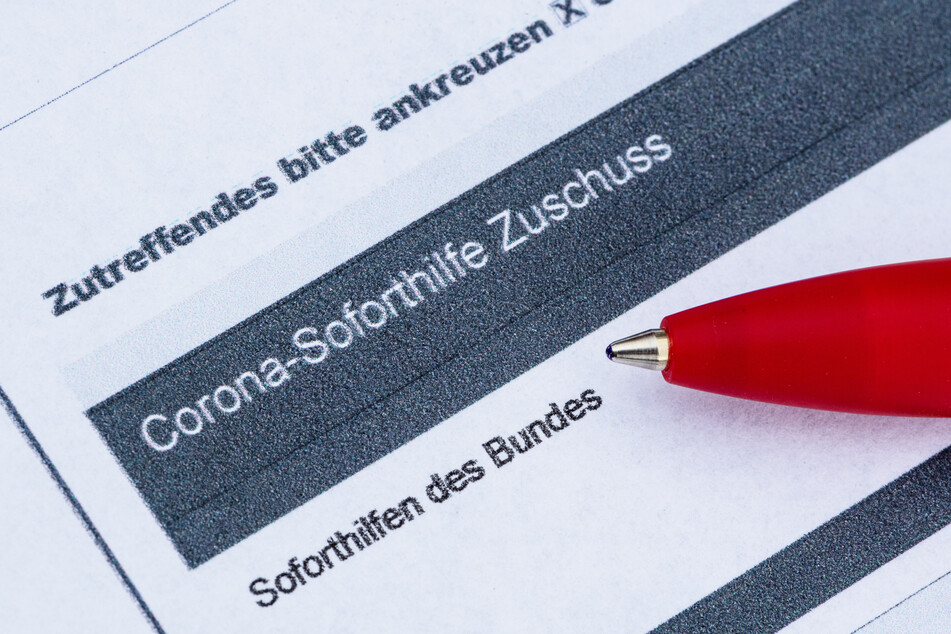 Ein Stift liegt auf einem Antrag für den Corona-Soforthilfe-Zuschuss.