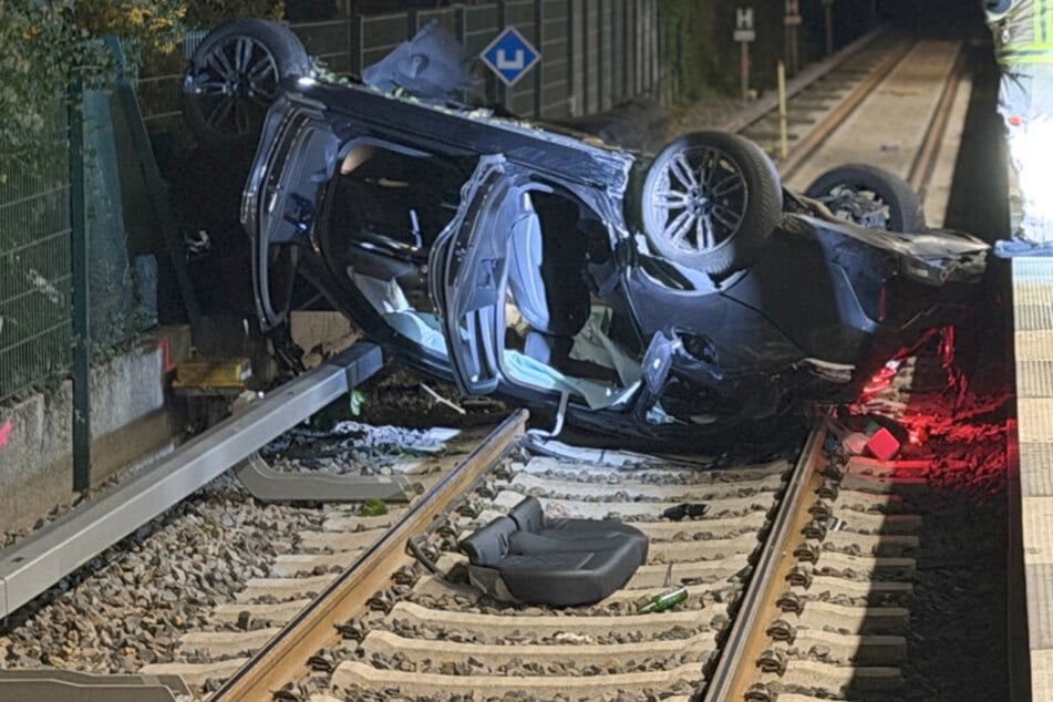 Tödlicher Unfall: Auto stürzt von Brücke und landet auf S-Bahn-Gleisen