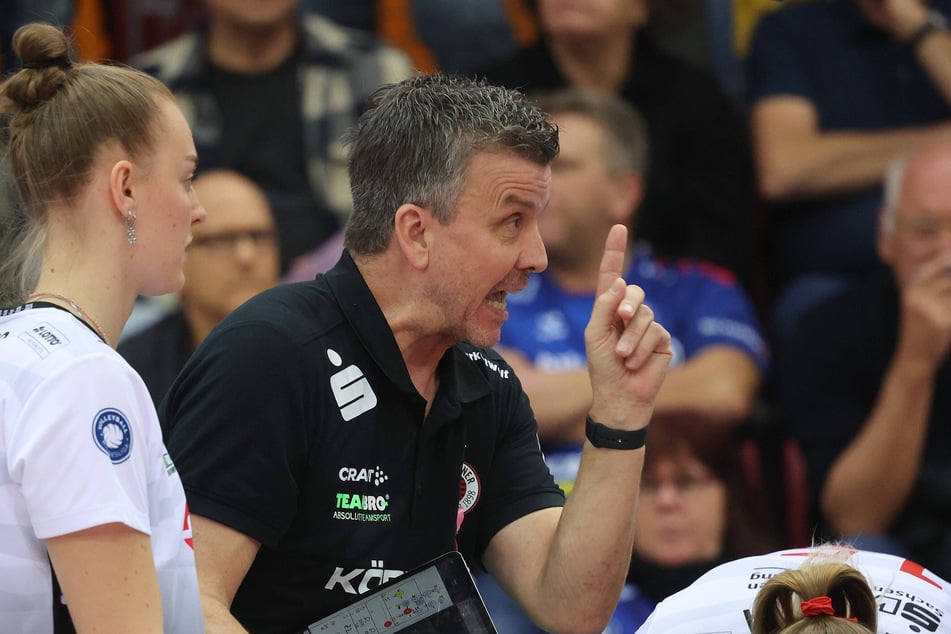 Gegen die erste Saisonniederlage fand auch DSC-Coach Alex Waibl (57, M.) kein Mittel.