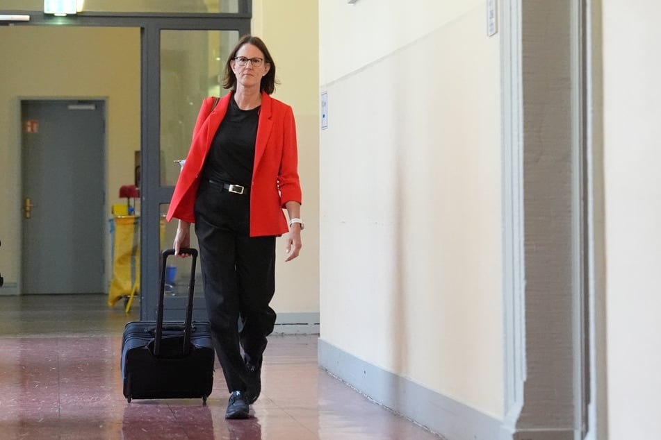 Die Sachverständige Mareike Schüler-Springorum kommt am Dienstag zum Gerichtssaal.