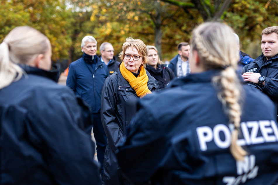 Niedersachsens Innenministerin Daniela Behrens (56, SPD, M.) spricht vor dem Stadion mit den Einsatzkräften der Polizei.