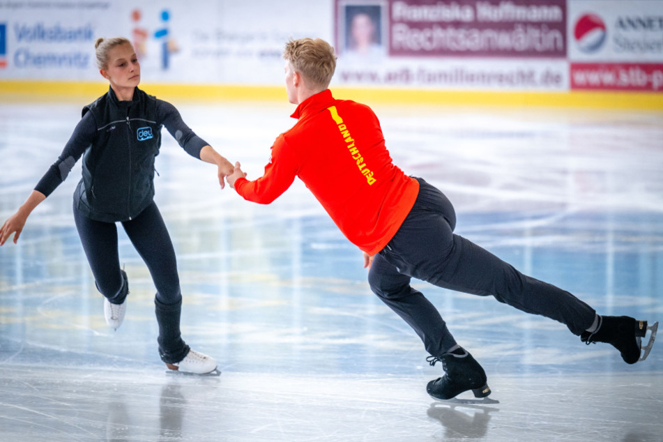 Das Chemnitzer Eislaufpaar Letizia Roscher und Luis Schuster beim ersten Training auf der neuen Eisfläche.