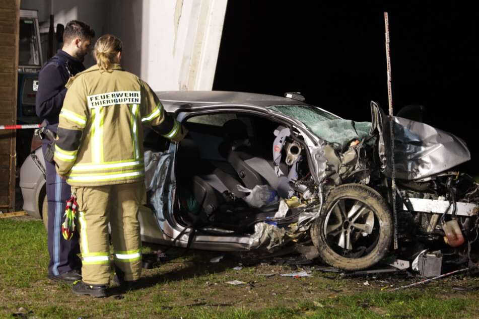 Zu schnell unterwegs: Fahrer (†29) und Beifahrer (†20) sterben bei Autounfall