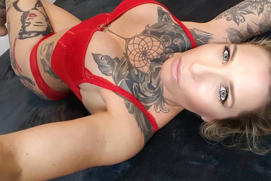 Erotik- und Tattoo-Model Samy Fox zeigte sich mit einer sexy Pose auf Instagram und verband das Bild mit einem nachdenklichen Text.