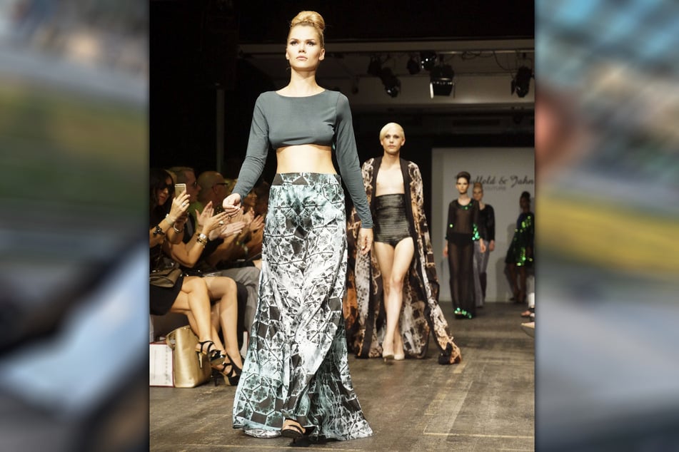 Sara Kulka (36, vorn) 2016 auf der Berlin Fashion Week. Wie sie nun verriet, hat sie ihrer ältesten Tochter versprochen, einmal mit ihr auf dem Laufsteg zu stehen.