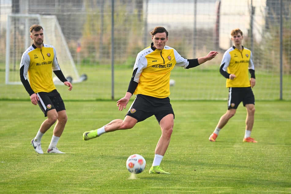 Thomas Keller (26, M.) bei seiner ersten Rasen-Einheit in schwarz-gelber Kluft.