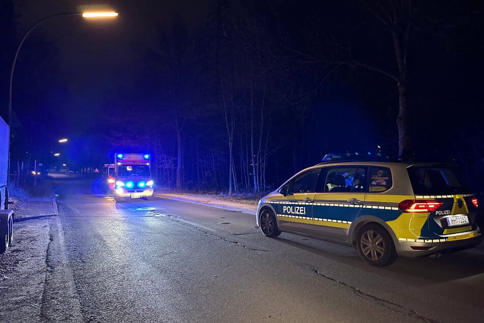 Polizei und Rettungsdienst sind am Fundort im Einsatz.