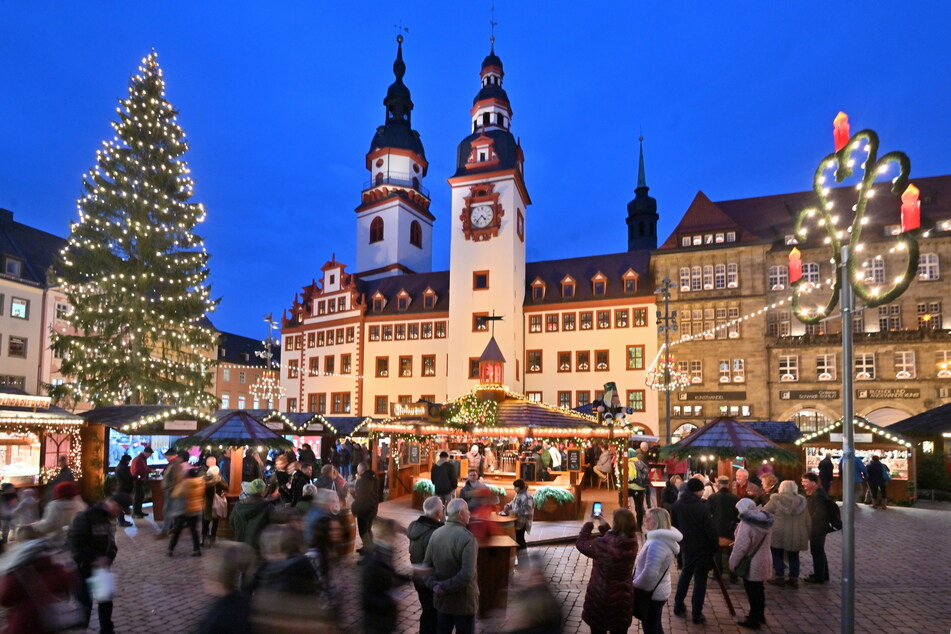 Der Chemnitzer Weihnachtsmarkt war bereits am Freitagabend gut besucht.