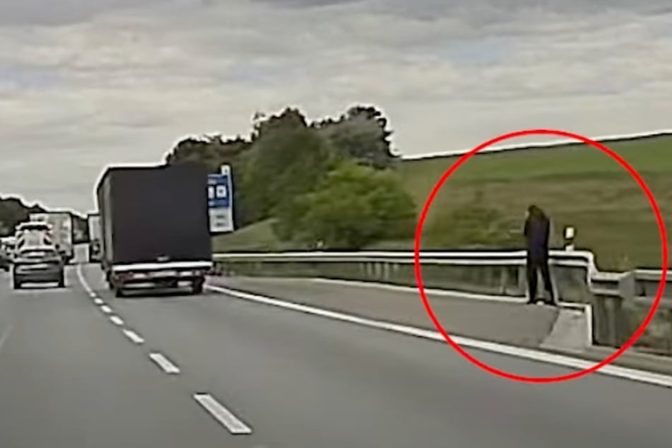 Polizei musste ihn retten: E-Scooter-Fahrer verirrt sich auf Autobahn