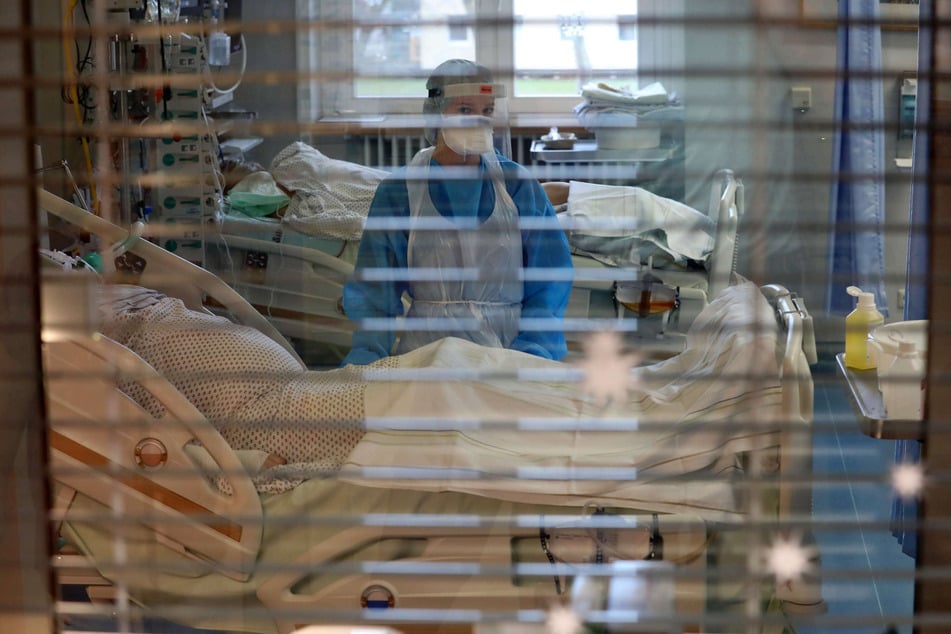Eine Pflegekraft steht im Infektionszimmer eines Corona-Patienten auf der Intensivstation. Laut NRW-Ministerpräsident Armin Laschet (60, CDU) ist die Kernfrage in der Pandemie, ob Intensivstationen überlastet seien oder nicht.