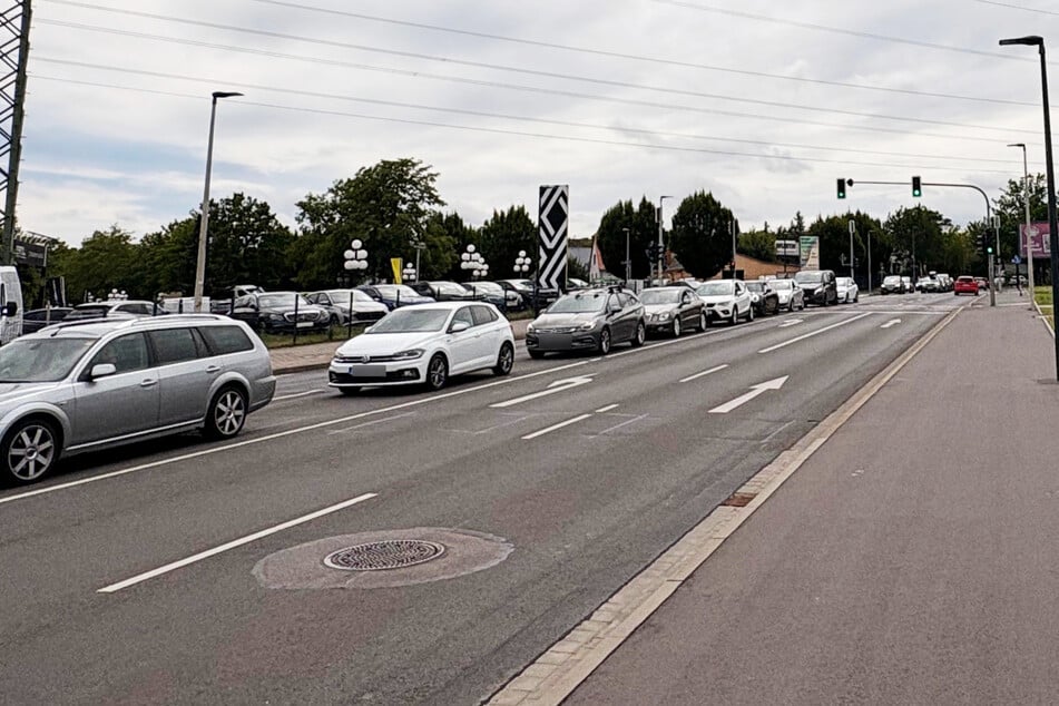 In Höhe des McDonald’s und des Renault-Autohauses kommt es durch die Umleitung zu langen Rückstaus.