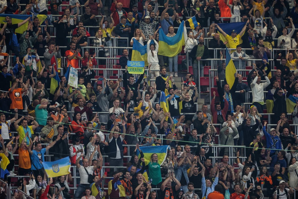 Fans von Schachtjor Donezk jubeln am Dienstagabend nach dem Sieg gegen RB Leipzig.