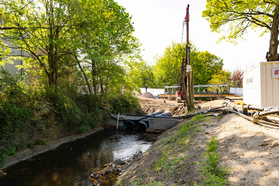 Für die Bauarbeiten an der neuen Brücke für den Lockwitzbach wurde das Flüsschen extra in zwei Rohre umgeleitet.