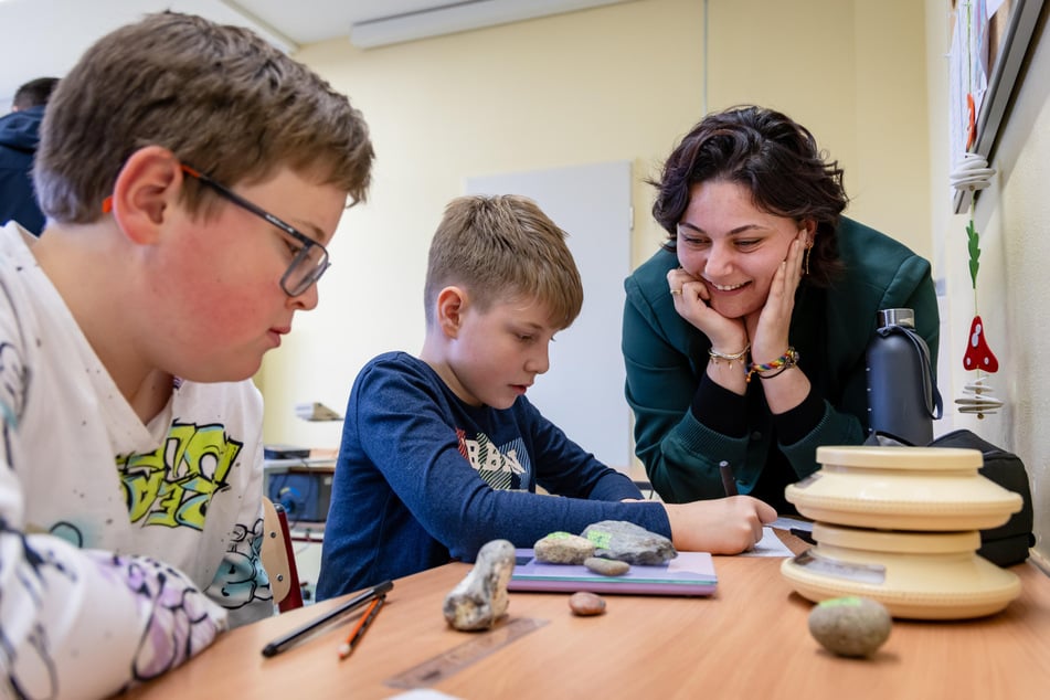 Lehramtsstudentin Kimberley Dietz (20) übte mit Fünftklässlern spielerisch Mathe. Die Schüler wogen Steine ab und lernten dabei Maßeinheiten.