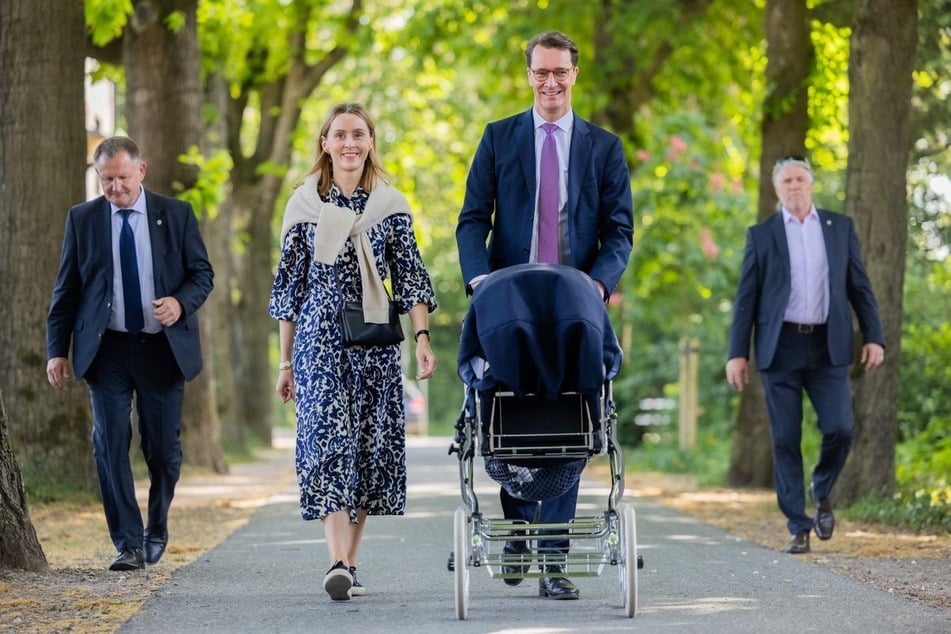 NRW-Ministerpräsident Hendrik Wüst (51, CDU) ließ sich in der Vergangenheit auch schon mal gerne mit Kinderwagen ablichten. (Archivfoto)