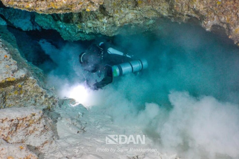 Der sandige Boden in der Höhle hat vermutlich zu schlechten Sichtbedingungen geführt.