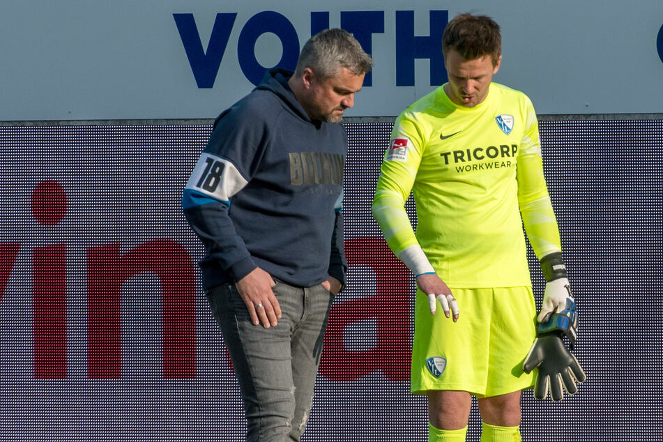 Bochums Stammtorhüter Manuel Riemann (r.) erklärt seinem Coach Thomas Reis, wo es schmerzt.