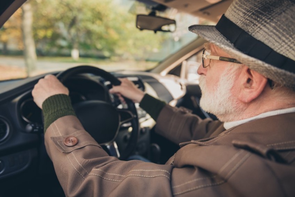 Ein 81-Jähriger übersah beim Abbiegen einen jungen Simson-Fahrer - mit Folgen. (Symbolfoto)