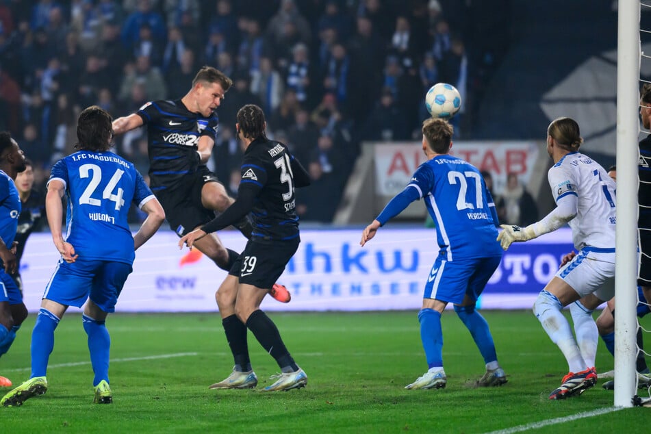 Auch Florian Niederlechner (34) ist mit dem Kopf zur Stelle.