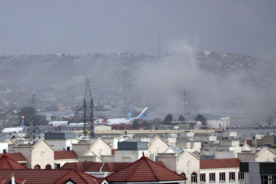 Die Explosion ereignete sich außerhalb des Flughafens, wo Tausende Menschen nach der Machtübernahme der militant-islamistischen Taliban auf der Evakuierung aus Afghanistan zusammengekommen sind.