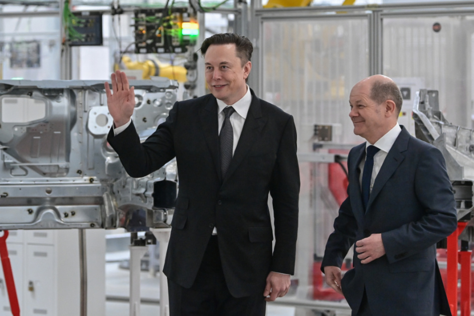 Bundeskanzler Olaf Scholz (65, SPD) und Elon Musk (52) kamen zur Eröffnung der Tesla-Gigafactory in Brandenburg. (Archivbild)