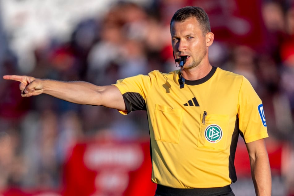 Seine Erfahrung auf dem Fußballplatz hilft ihm in der Politik: Bundesliga-Schiedsrichter Florian Lechner (34) ist neuer Bürgermeister der Ostsee-Insel Poel. (Archivfoto)