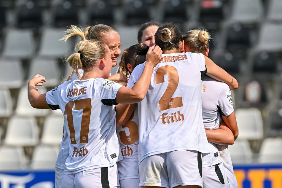 Haben sich zu früh über die drei Punkte gefreut: die Frauen von Bayer Leverkusen.