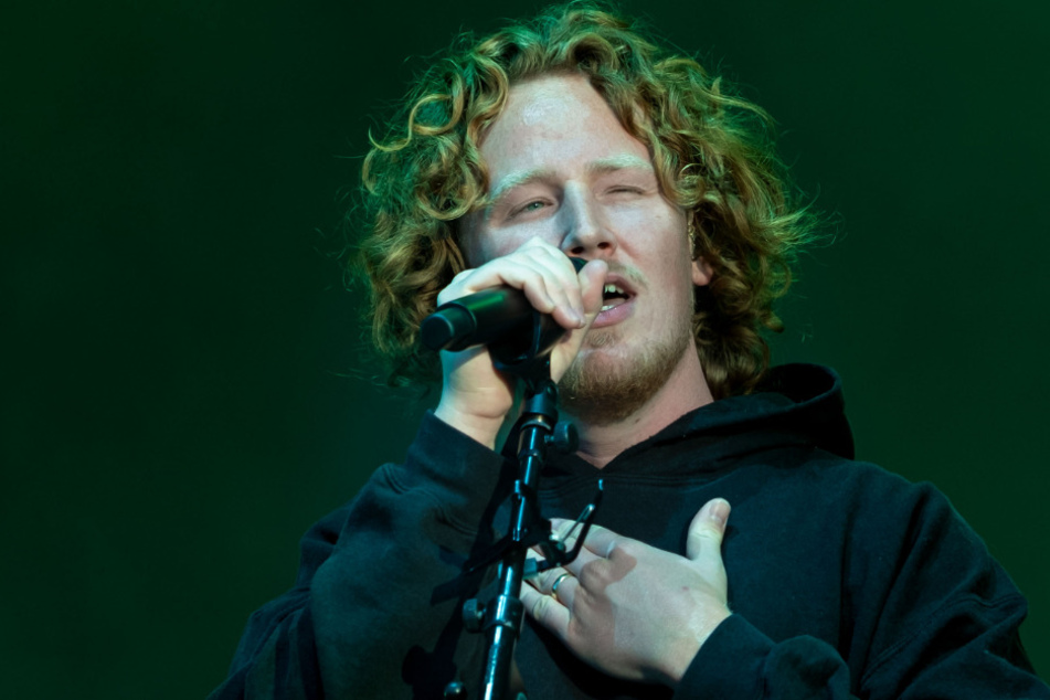 Der Sänger Michael Schulte singt während eines Autokonzertes auf der Bühne in Hannover.