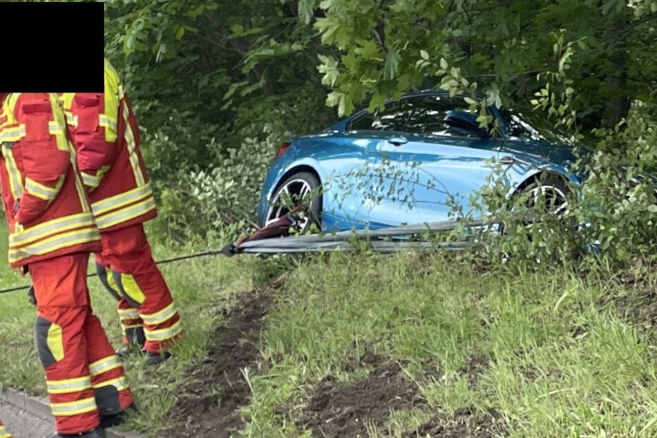 Ein BMW auf Abwegen! Am Samstagmorgen landete das 400-PS-Monster in einer Böschung. Die Erfurter Feuerwehr musste den BMW sichern, um das Abrutschen in einen Fluss zu verhindern.