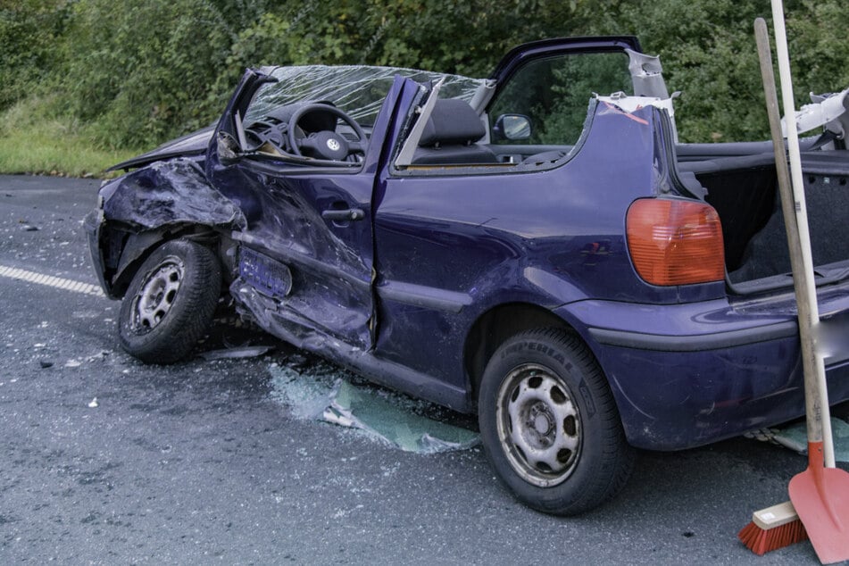 Die Feuerwehr musste den Fahrer aus dem VW befreien und dafür das Dach des Wagens abtrennen.