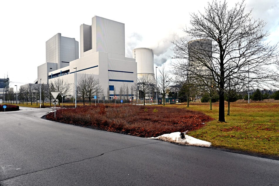 Das Kraftwerk Boxberg liefert seit über 50 Jahren ohne Unterbrechung Strom. Es nutzt dafür die Braunkohle, die in den umliegenden Tagebauen gefördert wird.