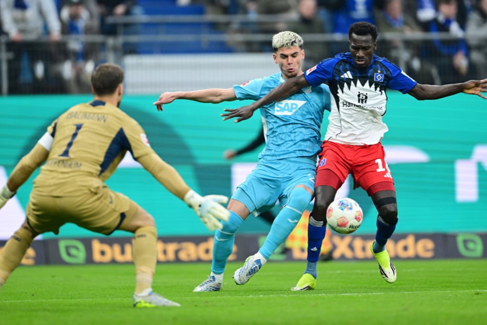 Bakery Jatta (r.) ließ in der 74. Minute die Riesenchance auf den erneuten Ausgleich liegen.