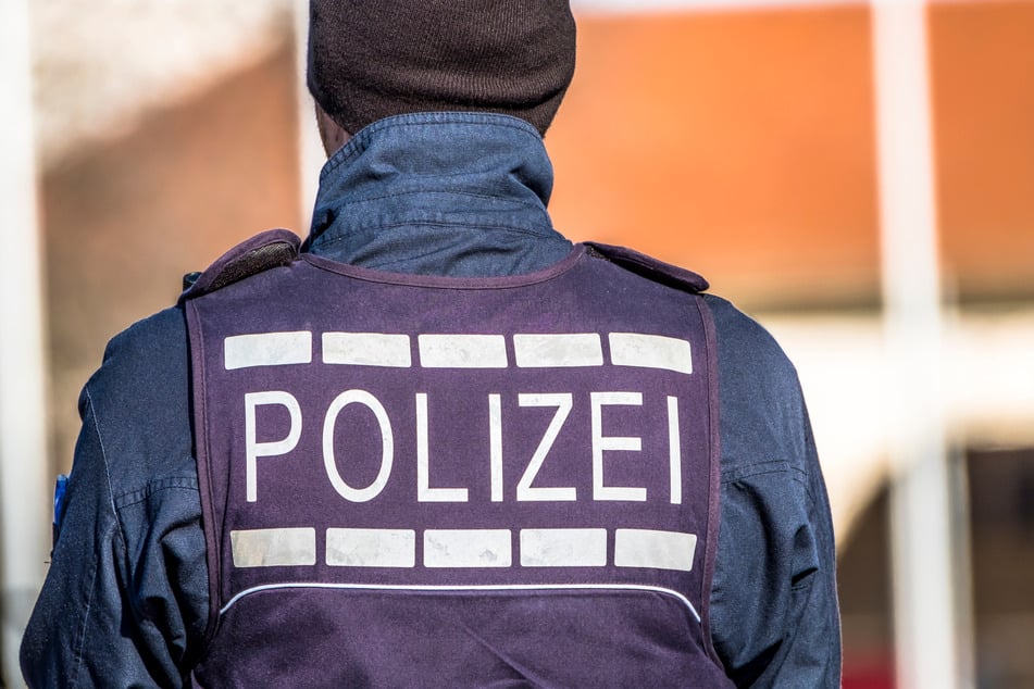 Beamte der Bundespolizei mussten den Mann fixieren. Dabei wehrte er sich vehement. (Symbolfoto)